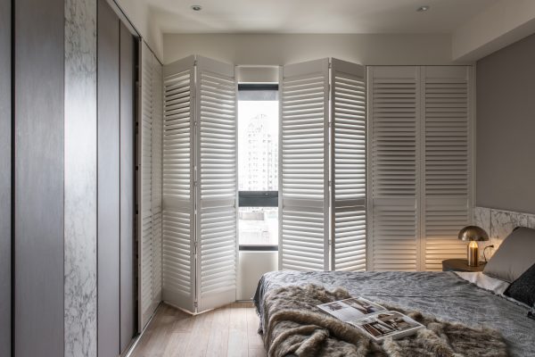 Cửa chớp gỗ phòng ngủ