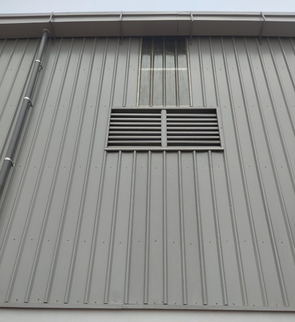 Ứng Dụng Của Cửa Chớp Tôn Cho Nhà Xưởng