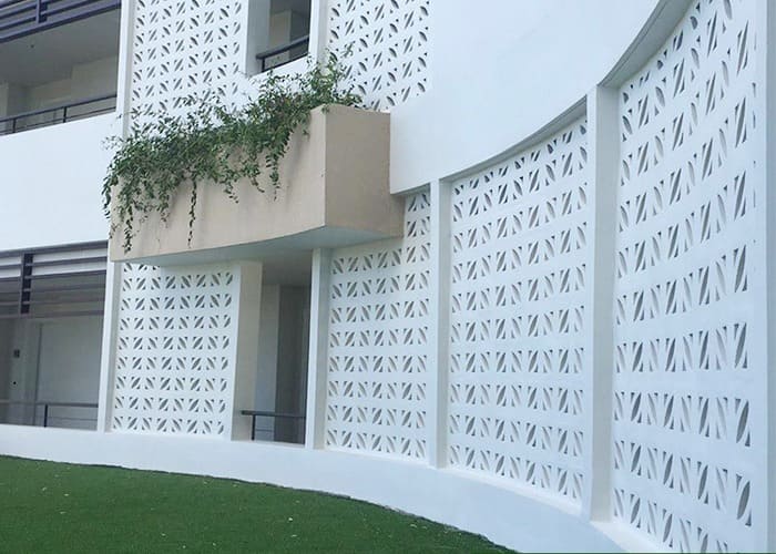 Sử dụng gạch thông gió chắn mưa cho mặt trước của công trình thương mại