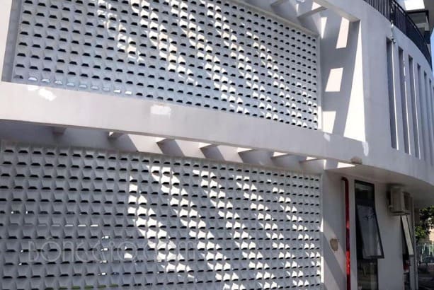 Sử dụng gạch thông gió chống hắt mưa cho nhà dân