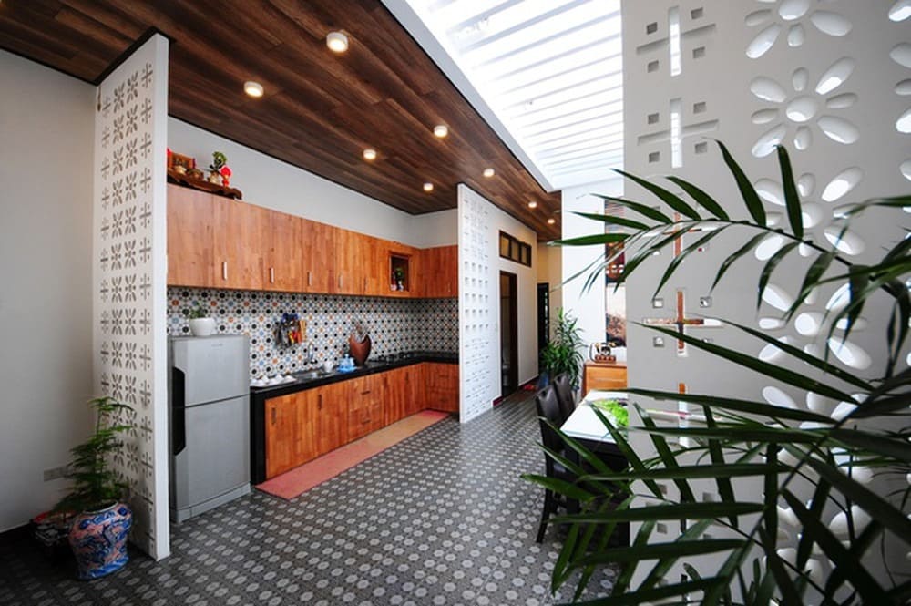 Sử dụng gạch bông gió chống mưa để làm vách ngăn bếp