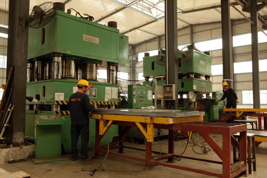 Quá trình cắt để tạo hình theo đúng kích thước yêu cầu của khách hàng