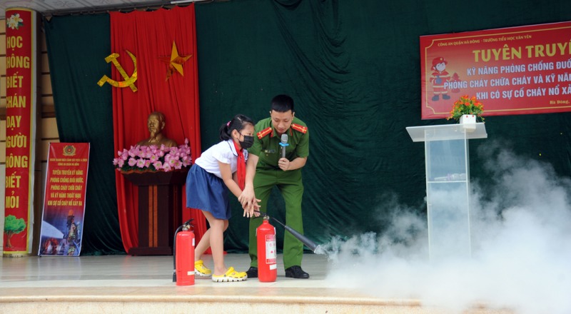 Tuyên truyền phòng cháy cho các học sinh tại trường tiểu học