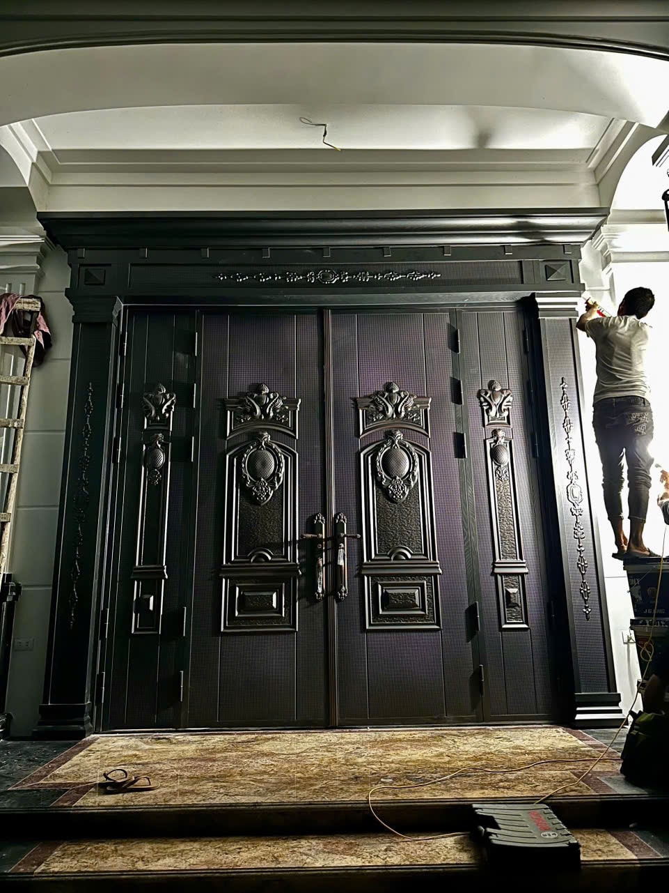 Mẫu cửa thép vân gỗ 4 cánh