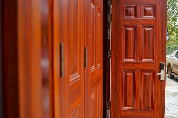 Mẫu cửa gỗ chống trộm 4 cánh có khóa từ/vân tây