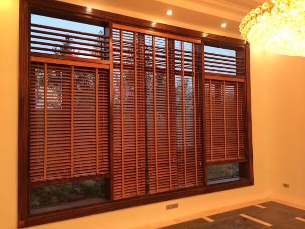 Mẫu song cửa bằng gỗ cho cửa thép vân gỗ 4 cánh