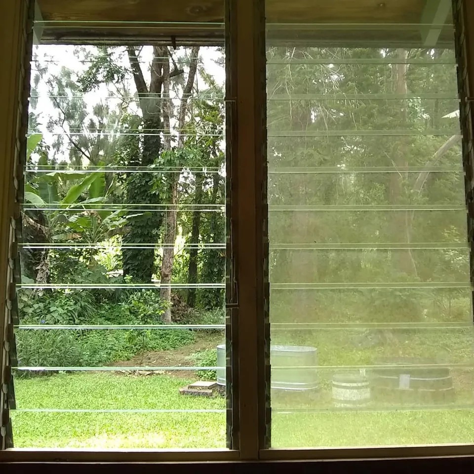 Cửa chớp lật khung sắt nan kính