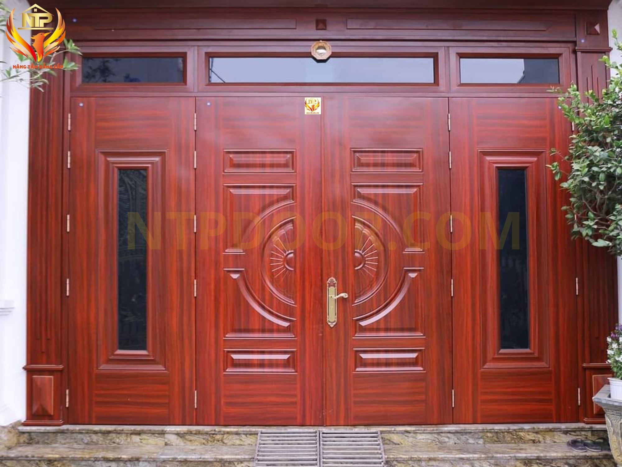 Cửa thép vân gỗ 4 cánh huỳnh hoa cúc