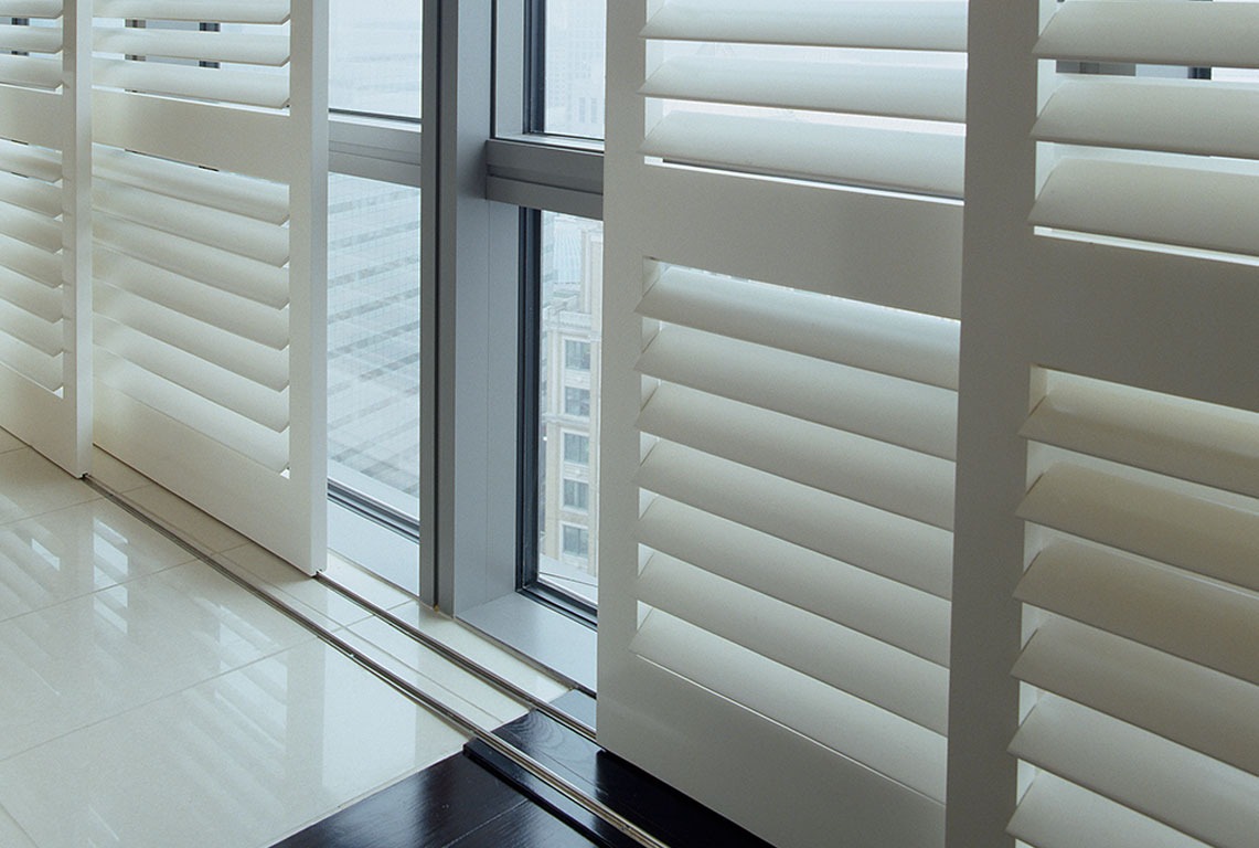 Cửa chớp thông gió giúp chắn nắng phòng ngủ