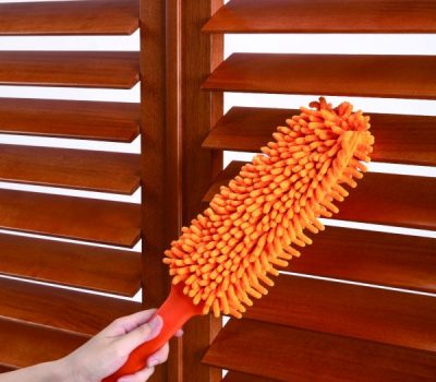 Cách vệ sinh cửa chớp gỗ