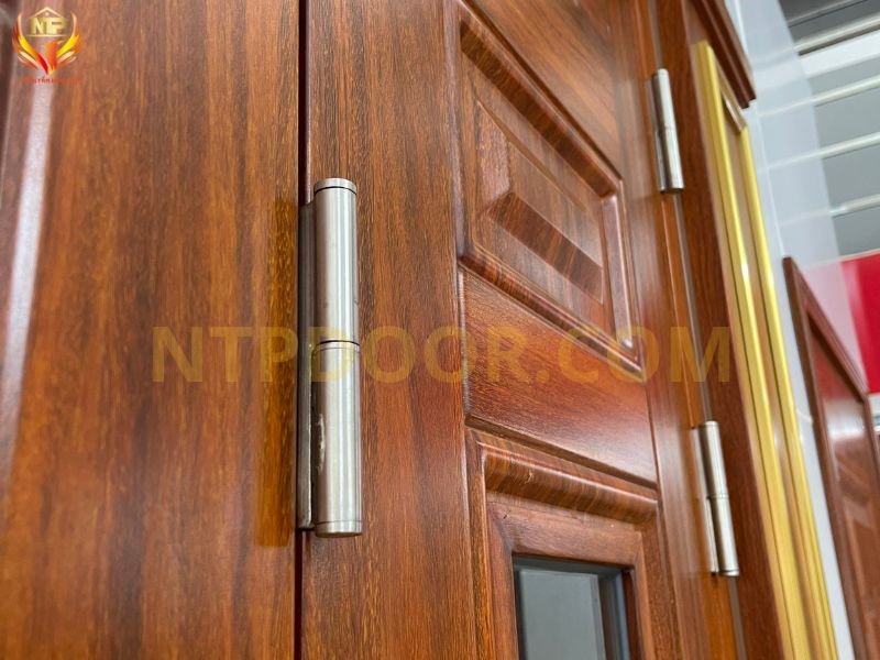 Mặt trước bản lề lá lắp đặt cho cửa thép vân gỗ