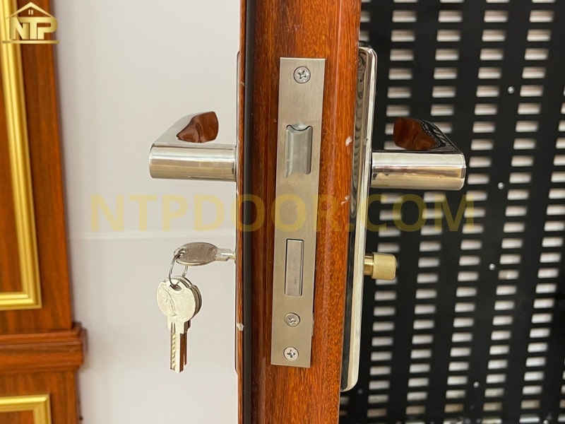 Cận cảnh khóa cơ gạt ngang