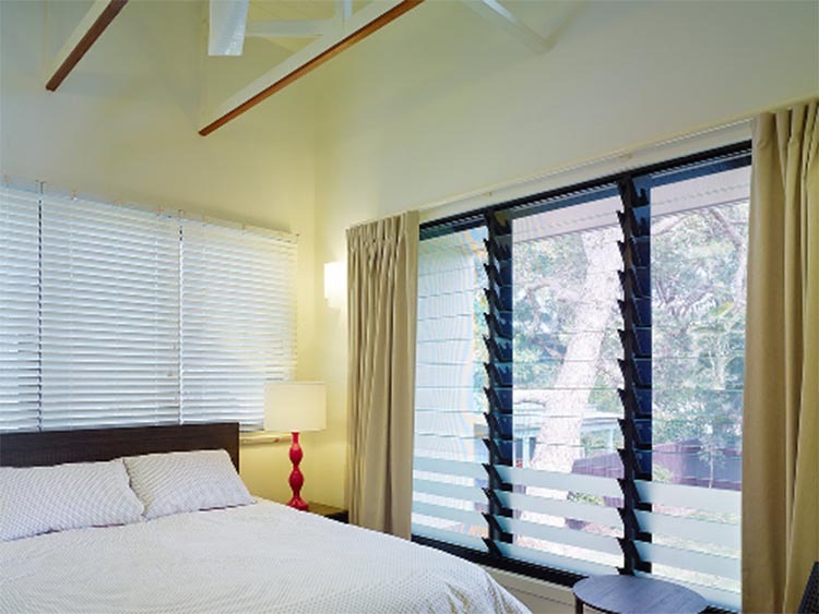 Mẫu cửa chớp khung nhôm nan kính cho phòng ngủ hiện đại