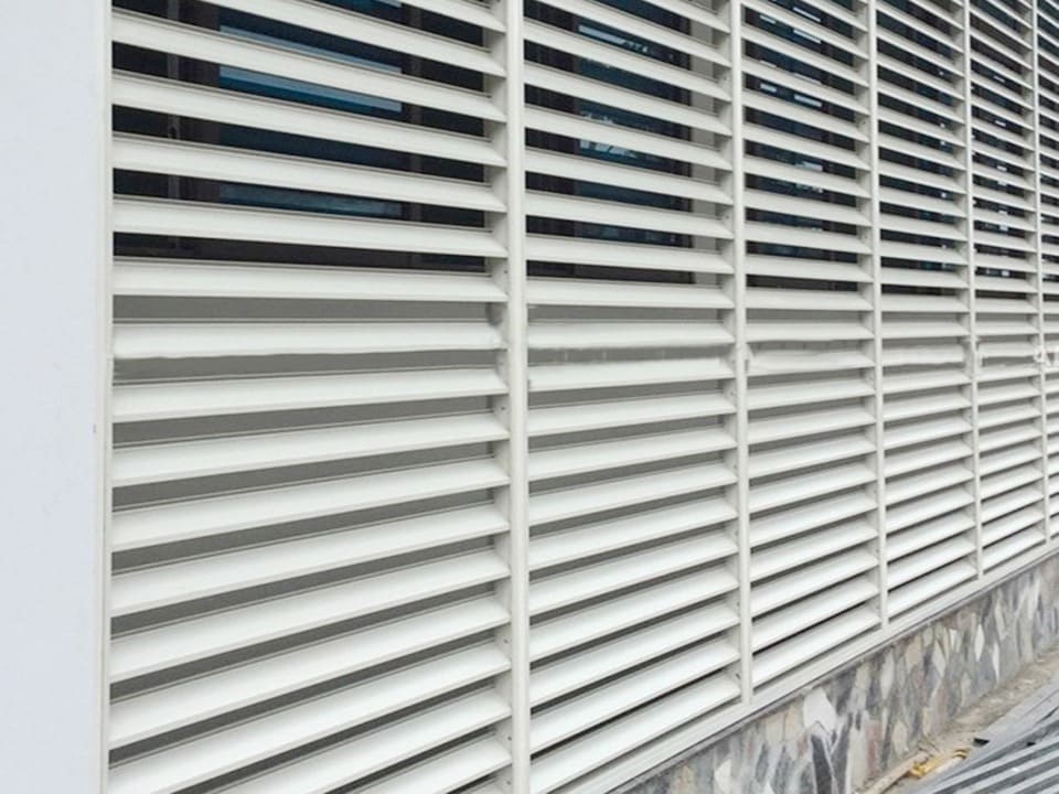 Ứng dụng cửa chớp nhôm cố định làm tấm chắn nắng nhà xưởng