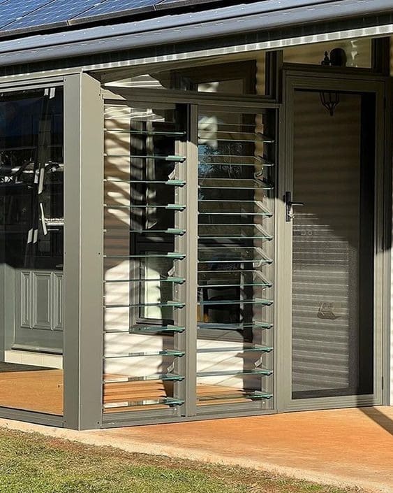 Cửa chớp nhôm kính làm vách ngăn