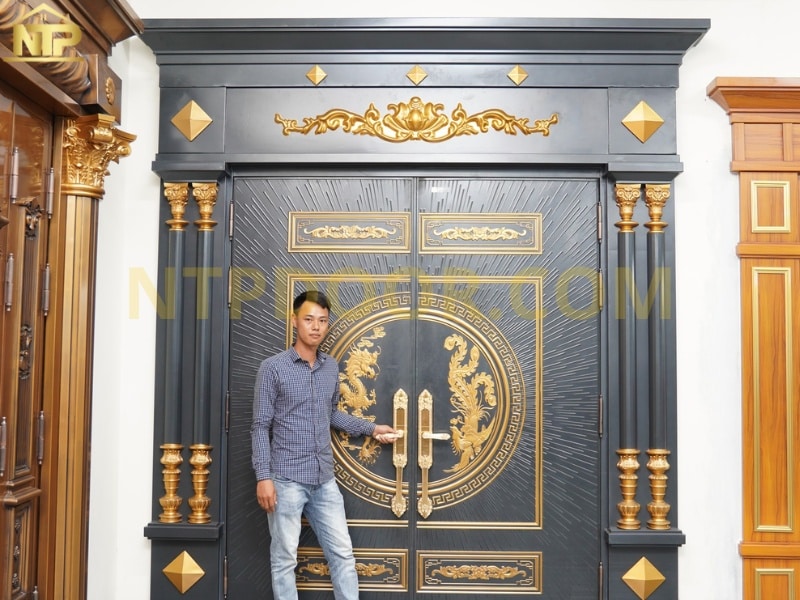 Hình ảnh thực tế cửa biệt thự NSF2M3