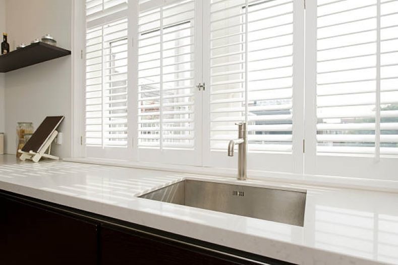 Mẫu cửa sổ chớp lật thông gió cho phòng bếp